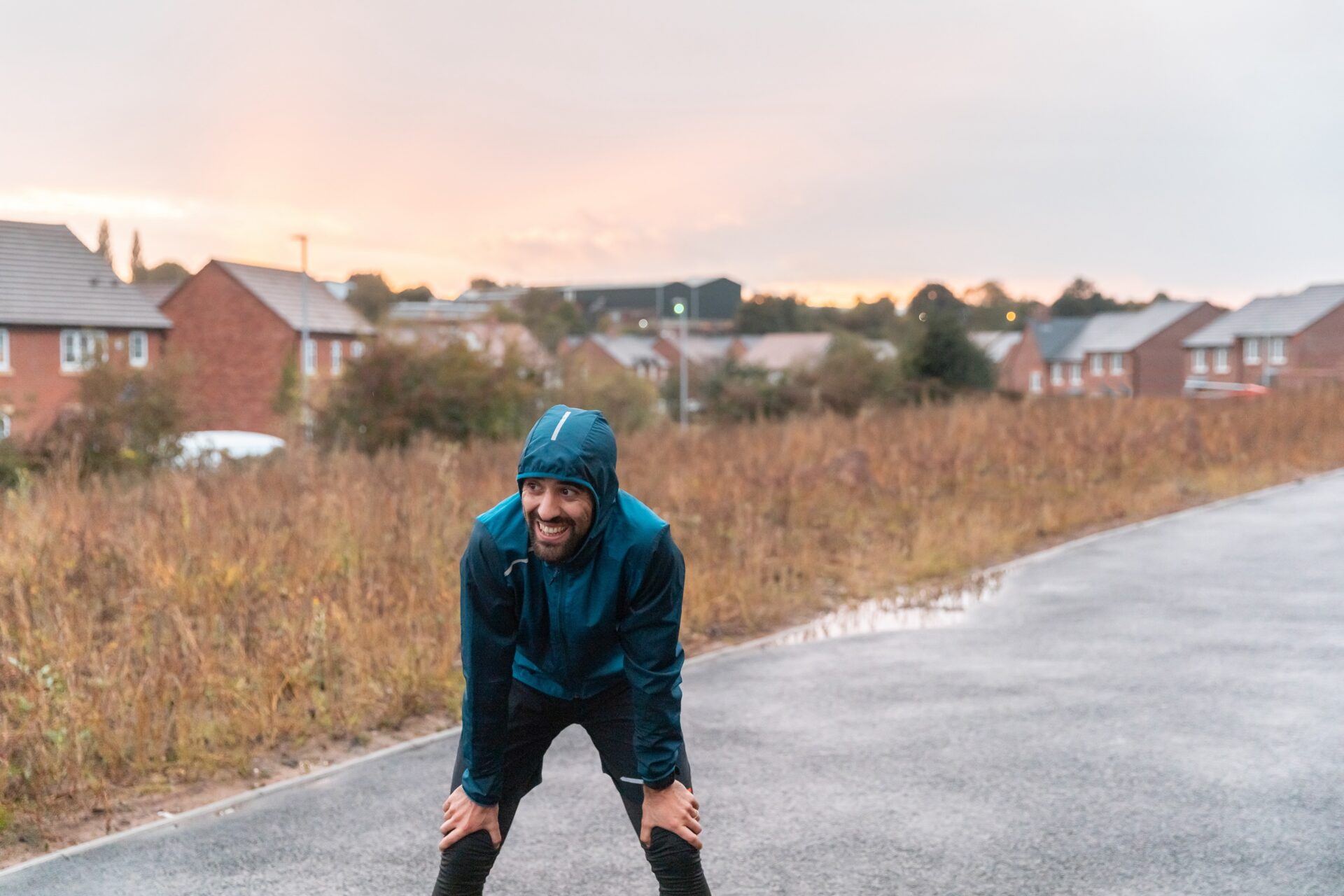 Person yn cymryd orgffwys o ymarfer corff, ty fas.