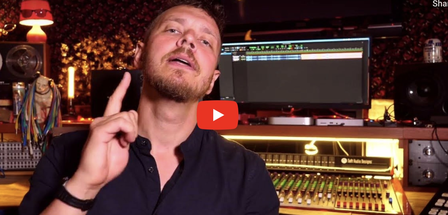 Llun llonydd o berson mewn stiwdio cerddoriaeth wedi’I gymryd o’r fideo ‘An introduction to beatboxing’.