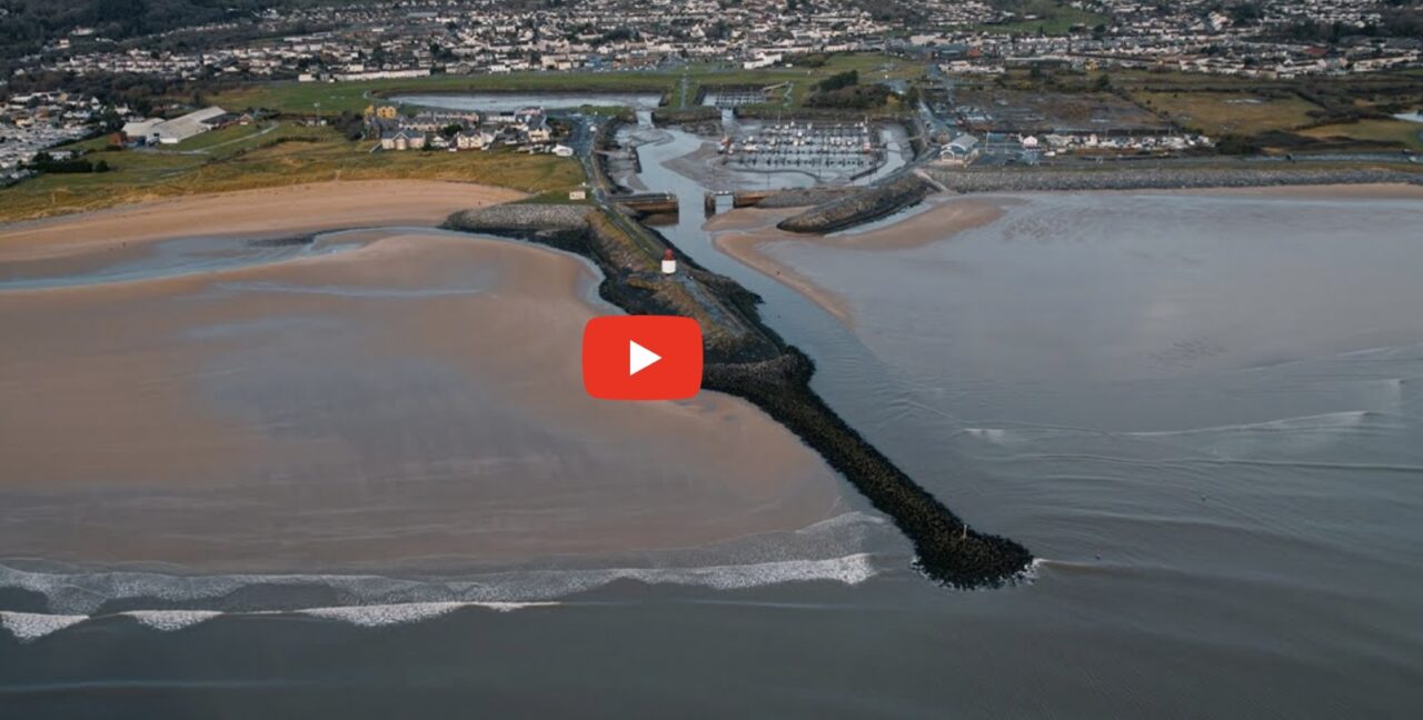 Llun panaromig o’r arfordir