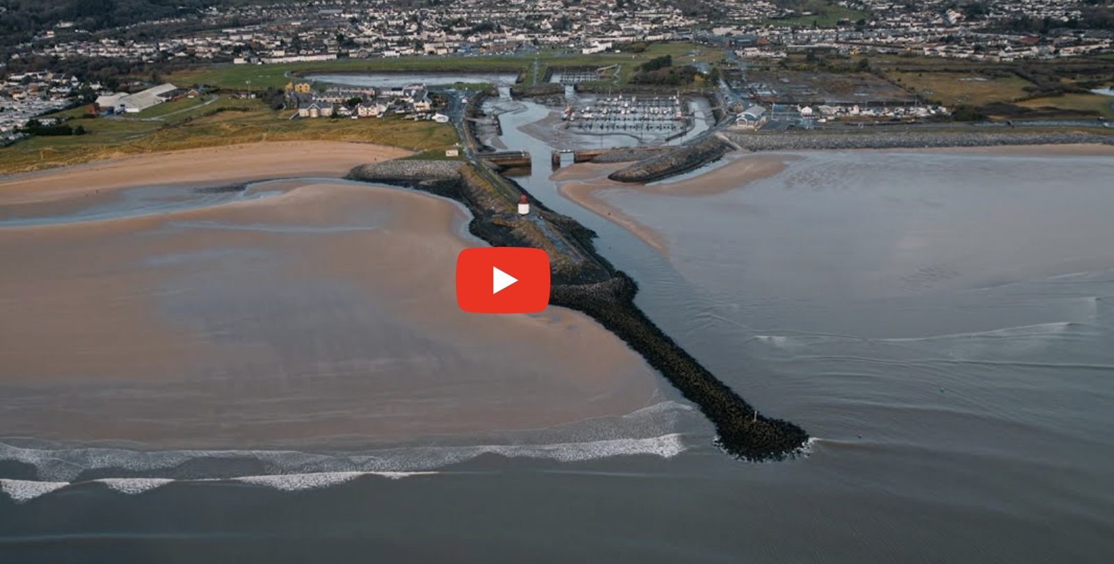 Llun panaromig o’r arfordir