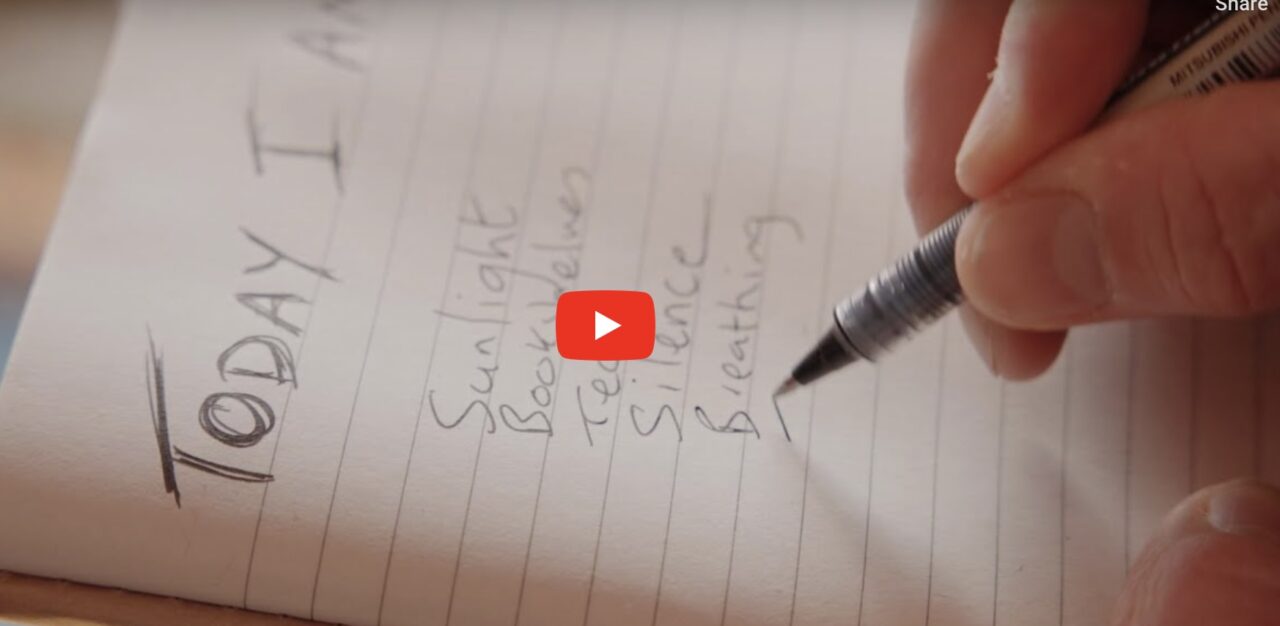 Person yn ysgrifennu rhestr.