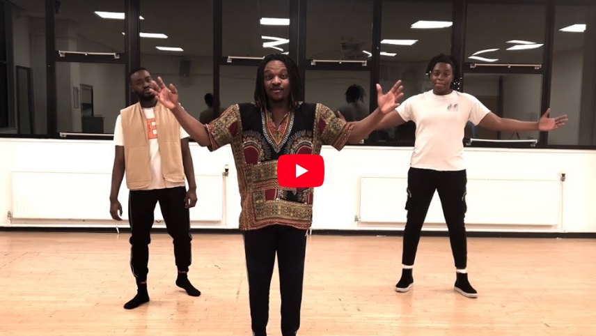 Llun llonydd o dri pobl mewn stiwdio dawns, wedi’I gymryd o’r video ‘Move Through Joy’.