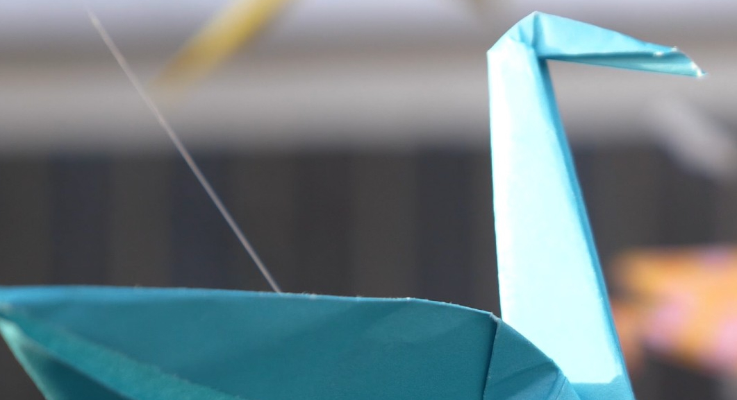 Llun agos o graen wedi'i wneud allan o bapur adeiladu glas. 