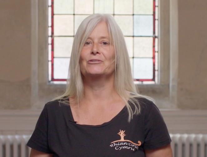 Llun pen ac ysgwydd o berson â gwallt melyn hir. Maen nhw'n edrych i mewn i'r camera ac yn gwisgo crys du sy'n dweud 'Rhian Circus Cymru'. 