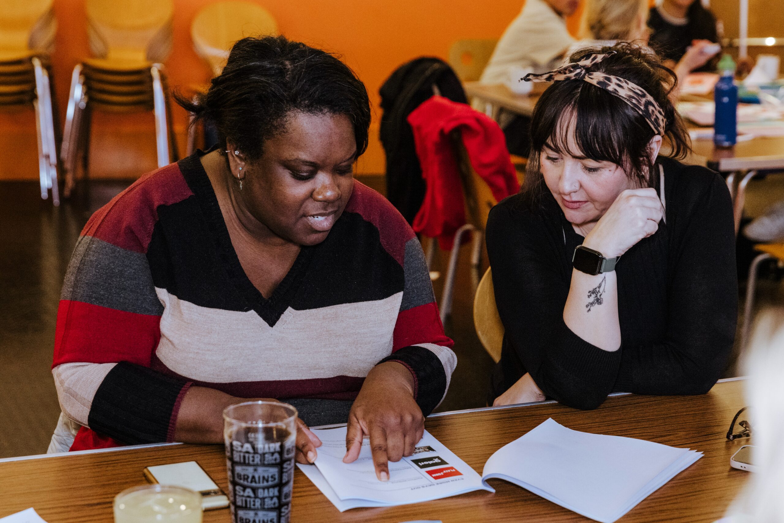 Llun o ddwy fenyw yn gwirfoddoli