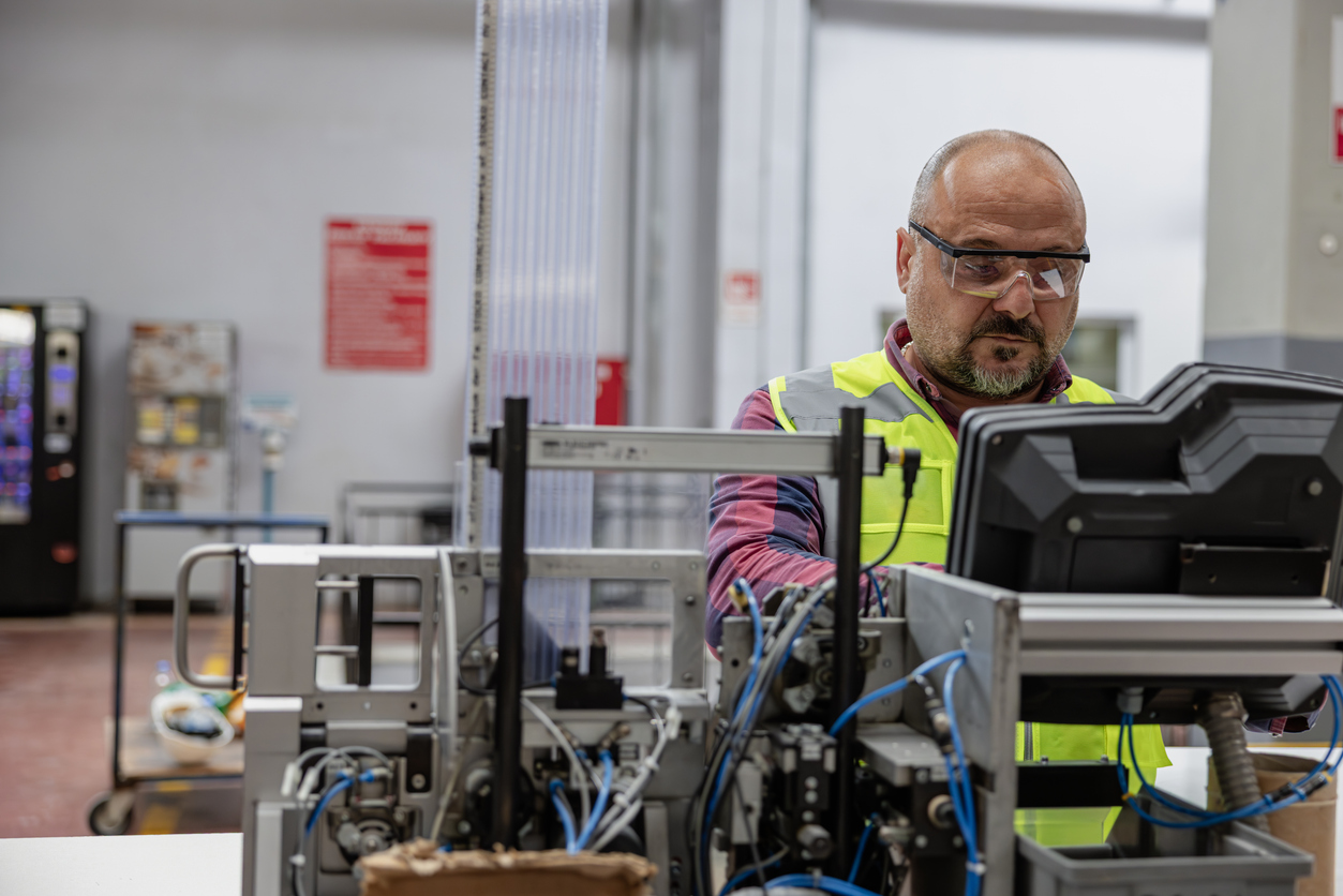 dyn yn edrych yn ddoeth yn ei waith